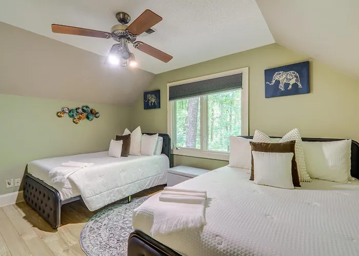 Cozy Conyers Cabin W/ Fireplace & Pool Table!