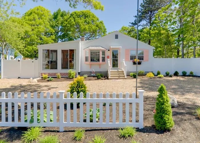 2 Mi To Seagull Beach: Charming Family Home