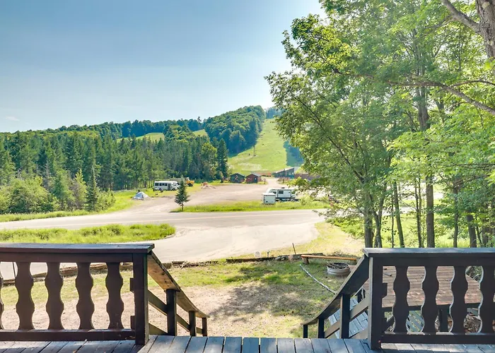 'Buckhorn' - Slopeside Iron River Cabin W/ Sauna