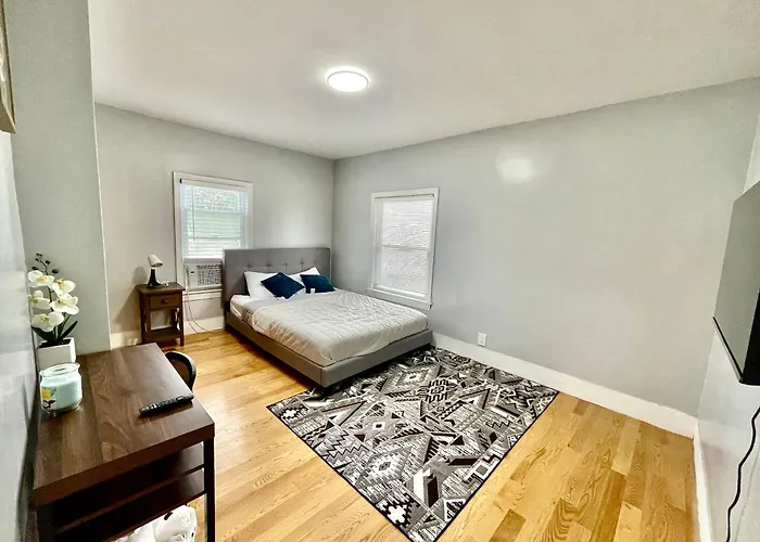 Cozy 3-Beds In 2-Bedrooms Apartment Near Quincy Adams