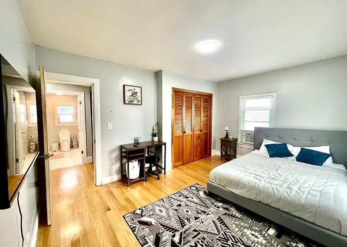 Cozy 3-Beds In 2-Bedrooms Apartment Near Quincy Adams