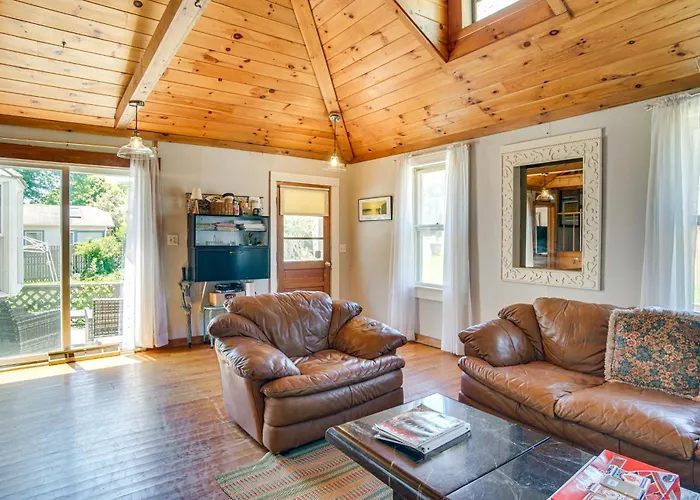 < 1 Mi To Beaches: Home W/ Deck In Oak Bluffs
