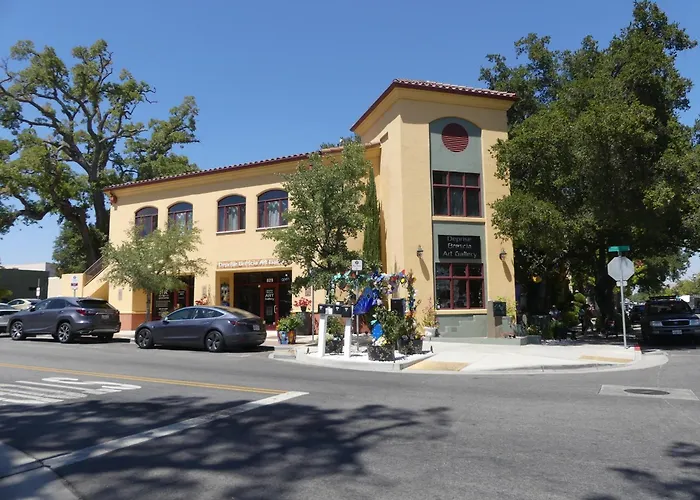 Romantic Downtown Paso Retreat Walk To Wine & Dining