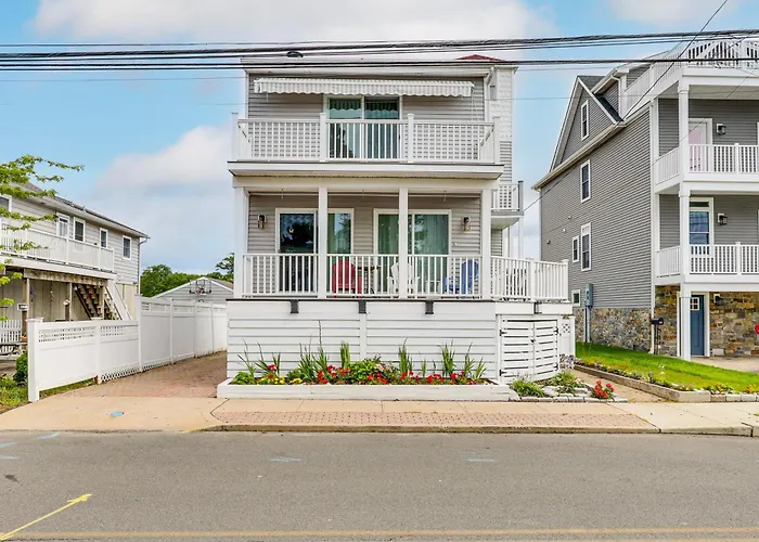 Bright Milford Beach House W/ Outdoor Shower