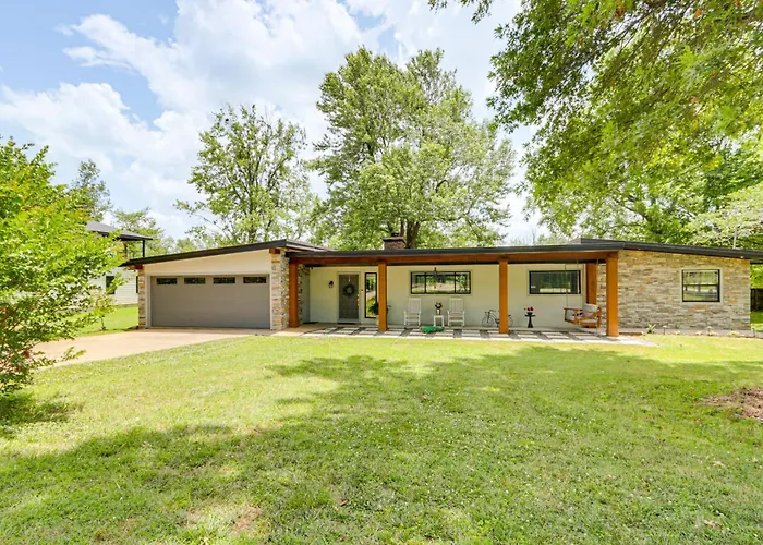 Walk To Lake Fayetteville: Family Retreat W/ Deck