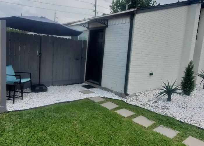 Entire Apartment Unit Plus Private Room In Spring