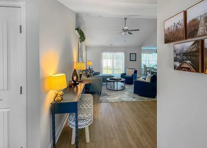 Shadow Lakes Retreat~Central Location To Beaches, Golfing, Southport Ferry