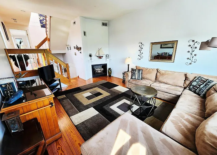 Spacious Oceanfront 3Br Condo With Private Beach In Ideal Hyannis Location