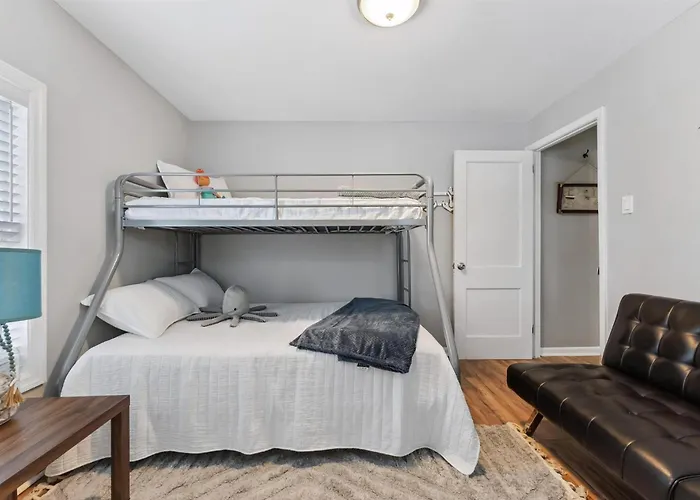 Modern 2Br Condo With Deck Short Walk To Beach!