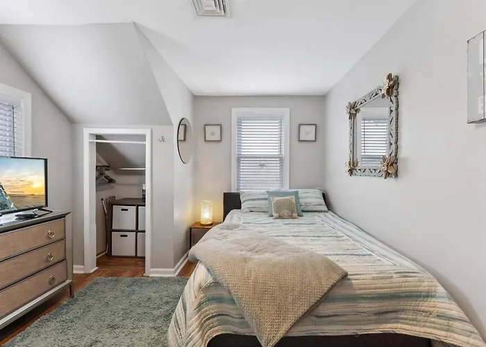 Modern 2Br Condo With Deck Short Walk To Beach!