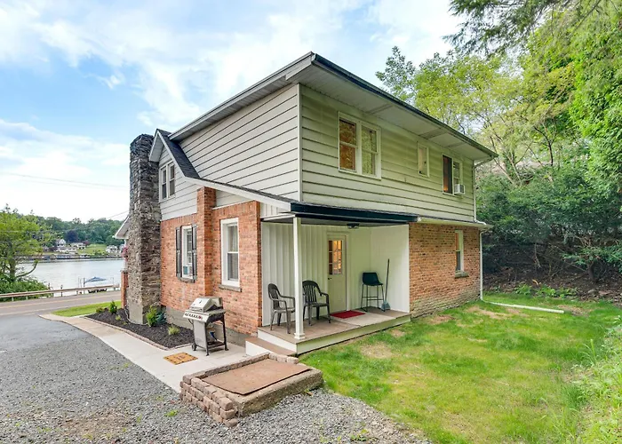 Recently Renovated Harveys Lake Retreat W/ Dock!