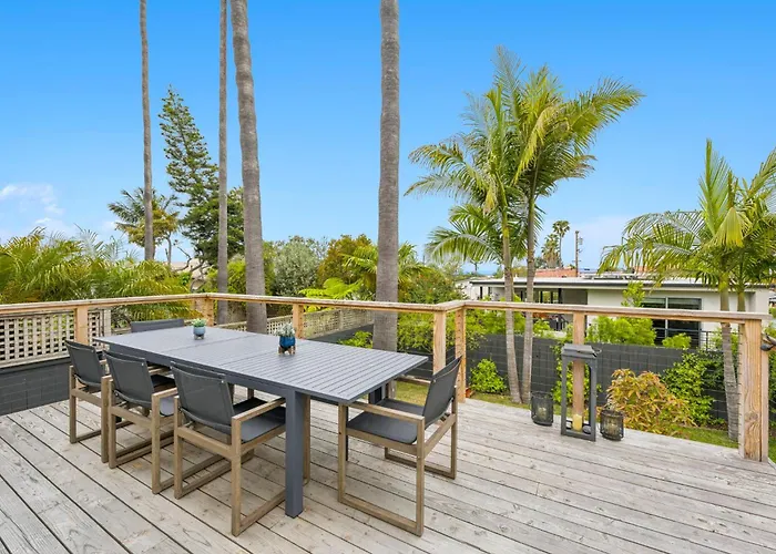 Designer Home With Yard -Walk To Beach, Shops And More