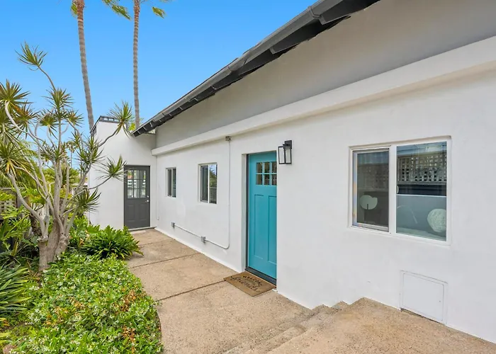 Designer Home With Yard -Walk To Beach, Shops And More