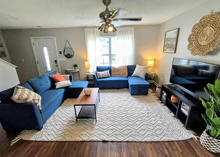 The Columbia Crash Pad Near Bases, Usc, Shops