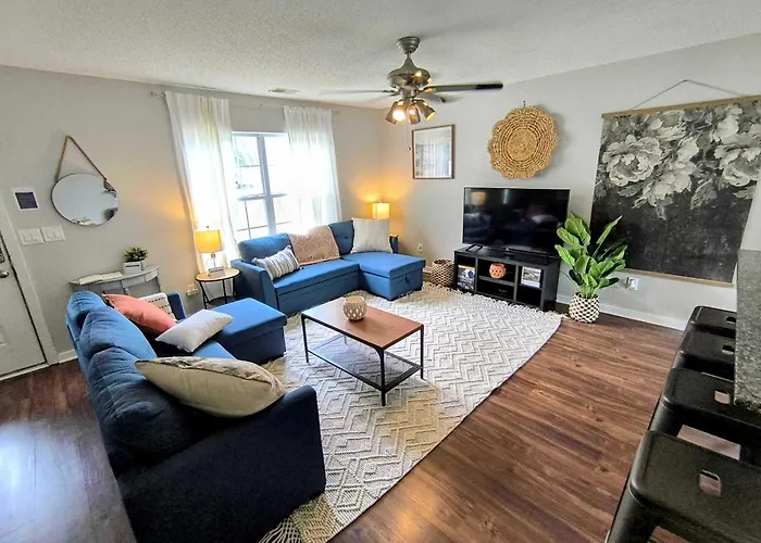 The Columbia Crash Pad Near Bases, Usc, Shops