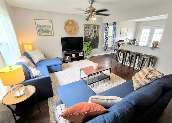 The Columbia Crash Pad Near Bases, Usc, Shops
