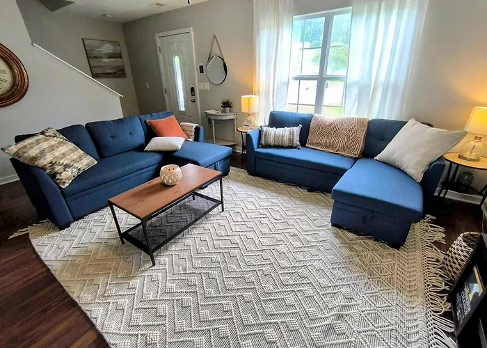 The Columbia Crash Pad Near Bases, Usc, Shops