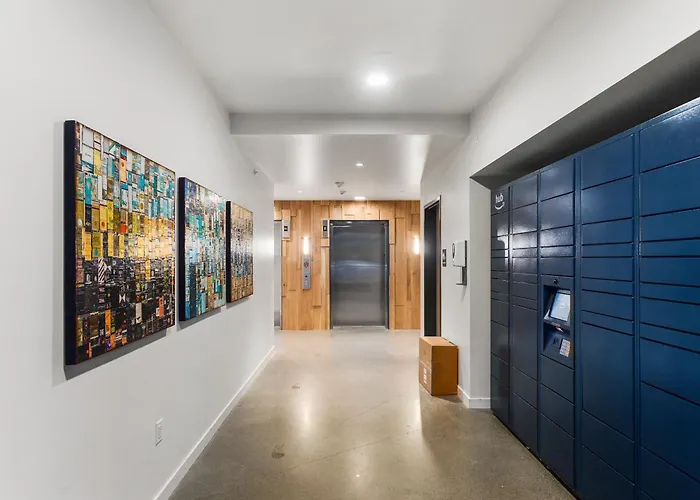 Airy And Open Corner Loft - 92 Walkscore