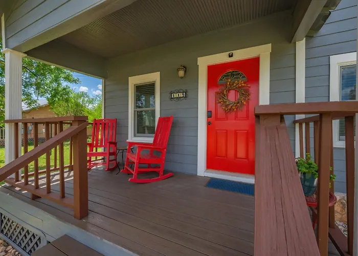 Bandera Bungalow - River, Downtown, Peaceful Fenced Corner Lot! King Bed!