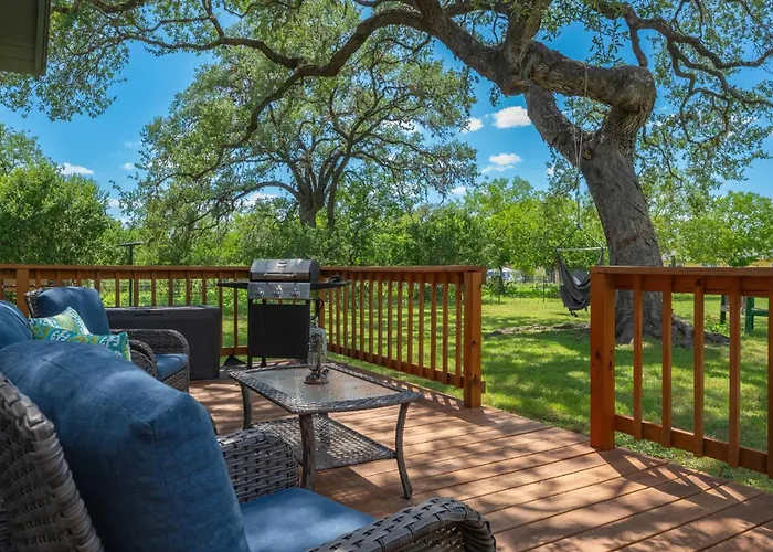 Bandera Bungalow - River, Downtown, Peaceful Fenced Corner Lot! King Bed!