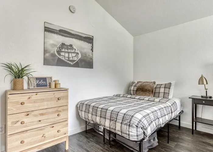 Riverbend Retreat 3 - Riverfront, Hot Tub, Bbq Pet Friendly