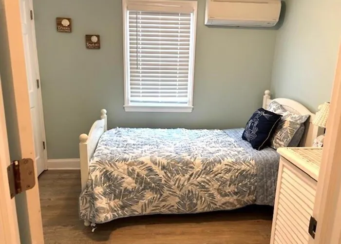 Just Moments From The Causeway Bridge This Charming Spacious Five-Bedroom 2 Bath Home Is Located In Ship Bottom On The Island Of Lbi Wifi