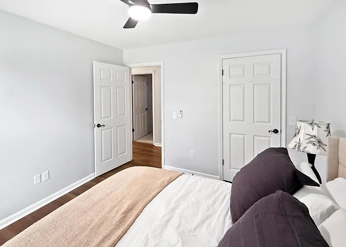 3 Bedrooms 8 Guests Modern Ranch Retreat On Half Acre
