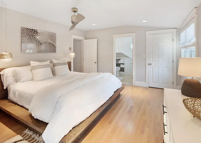 Modern Saltbox In Edgartown Village