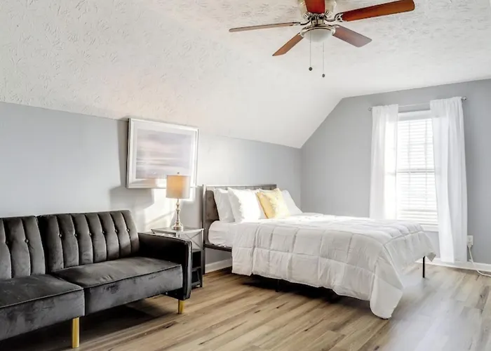 Stylish Retreat In Lawrenceville