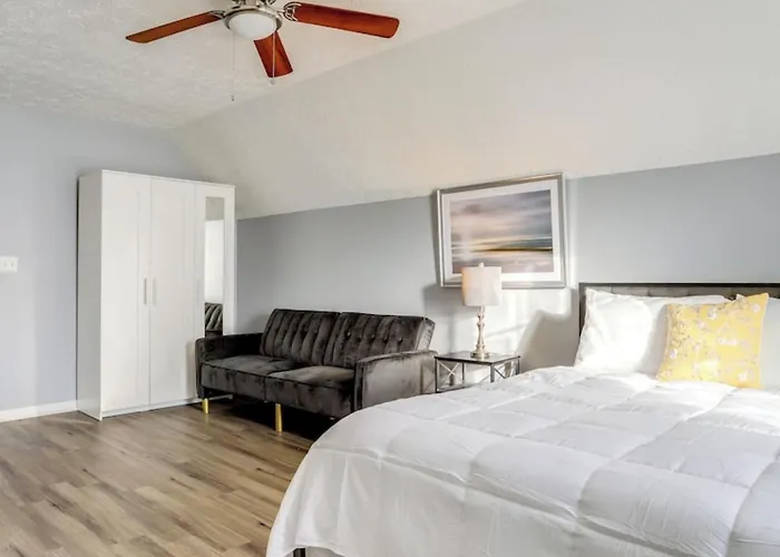 Stylish Retreat In Lawrenceville