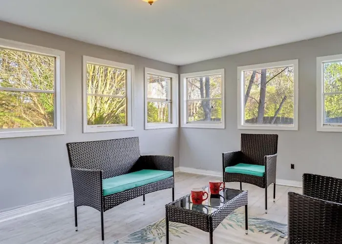 Stylish Retreat In Lawrenceville