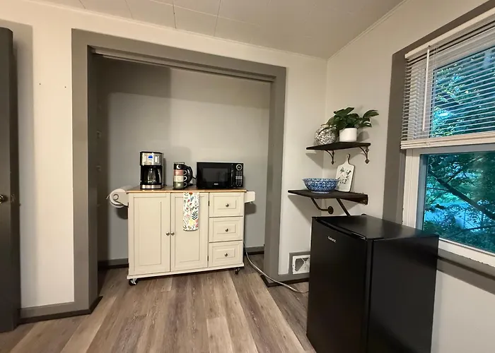 Cozy Keene Retreat - Walk To Downtown!