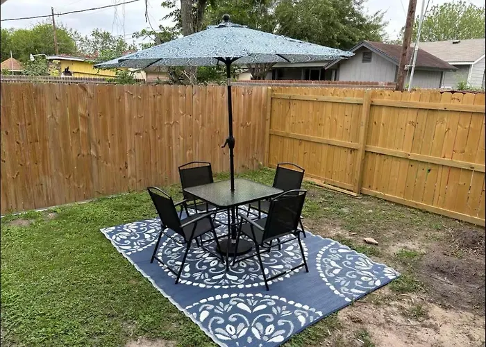 1 Bedroom 1 Bath Airport Spacex Lng Washdry Yard Patio Pets