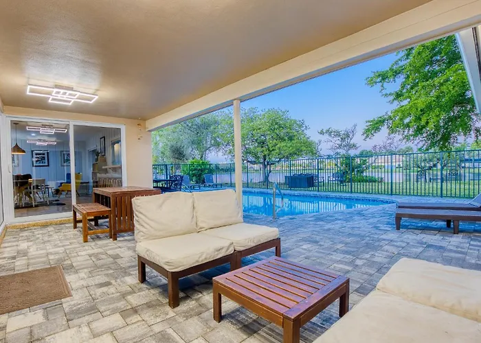 Watersedge: Lakefront Beauty, Saltwater Pool
