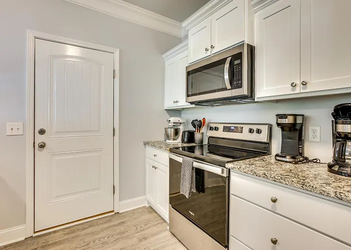 1 Mi To Riverfront: Darien Family Home