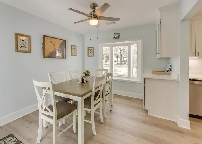 5 Mi To Dtwn Beaufort: Home W/ Screened-In Patio
