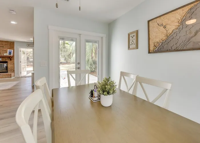 5 Mi To Dtwn Beaufort: Home W/ Screened-In Patio