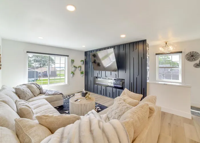 Heated Garage, Walk To Waterfront: Michigan Escape