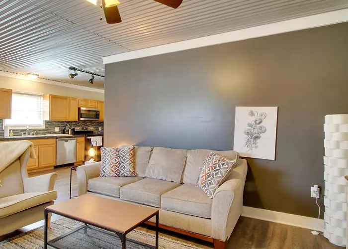 Close To Uptown & Hospital: Greenwood Studio