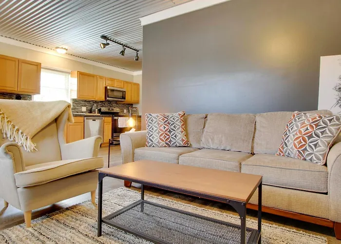 Close To Uptown & Hospital: Greenwood Studio