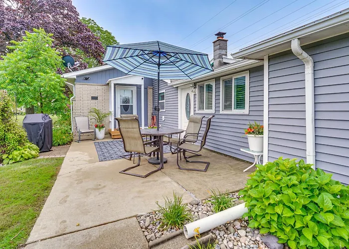 1 Block To Lake Huron: Pet-Friendly Apt W/ Kayaks