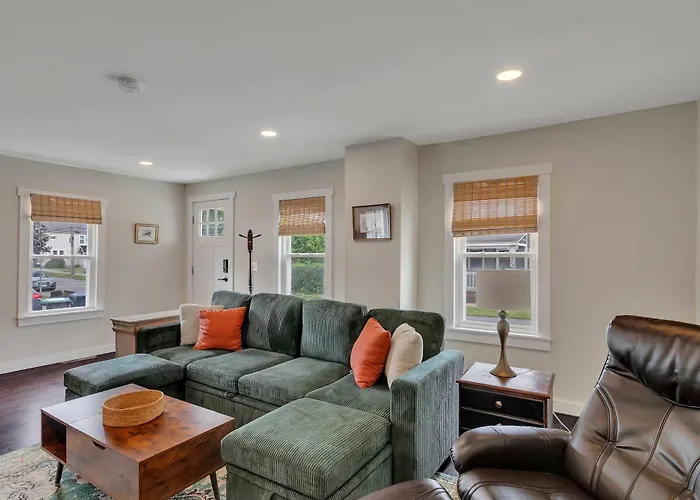 Charming Family Saratoga Home Walk To Track & Downtown