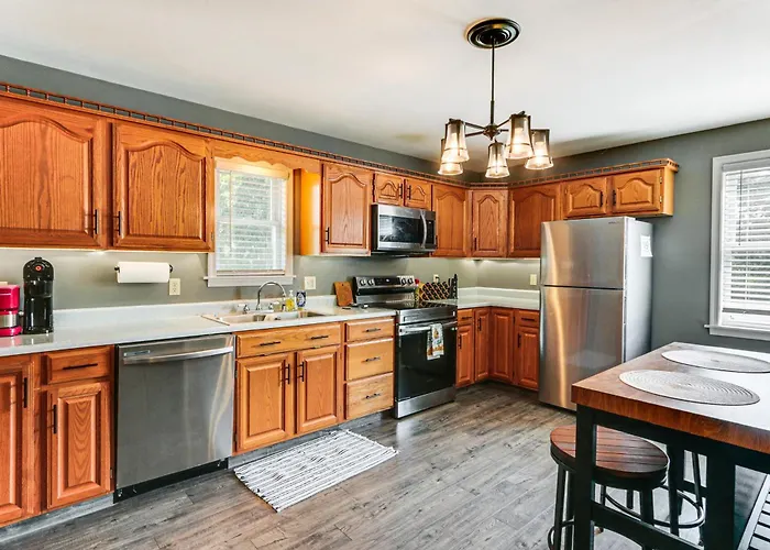 Walk To Town: Charming Unit W/ Balcony In Bedford!