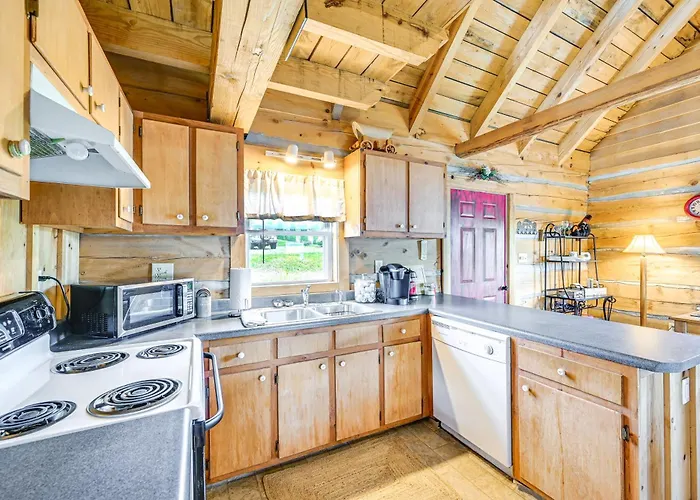 2 Mi To Mabry Mill: Mtn-View Cabin W/ Porch!