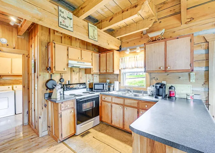 2 Mi To Mabry Mill: Mtn-View Cabin W/ Porch!