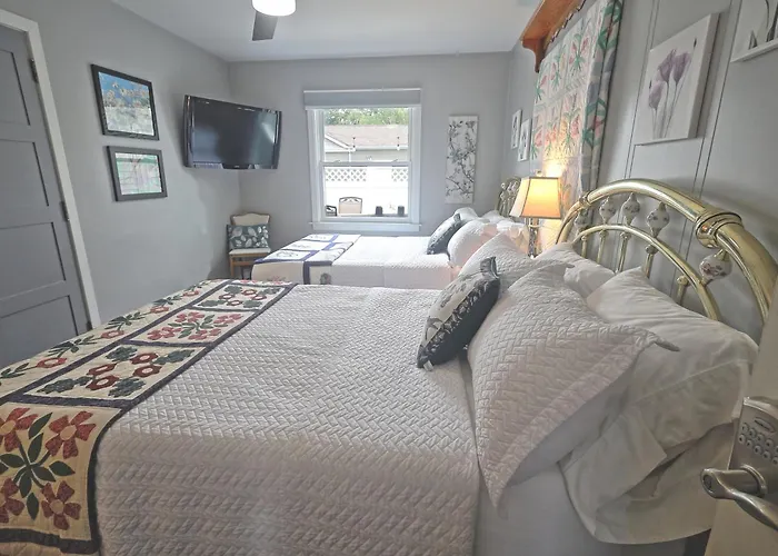 Frankenmuth Dawdy Haus With Hot Tub And Massage Chair 2 Blocks From Main Street