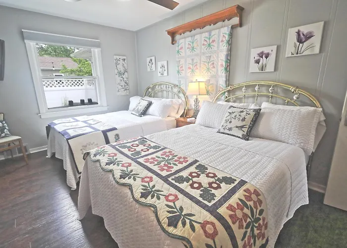 Frankenmuth Dawdy Haus With Hot Tub And Massage Chair 2 Blocks From Main Street