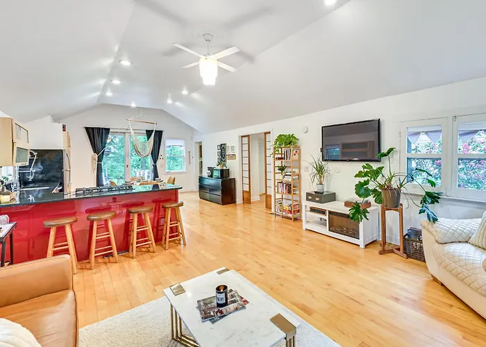 Walk To Kelsey Lake: Cassopolis Home W/ Yard!