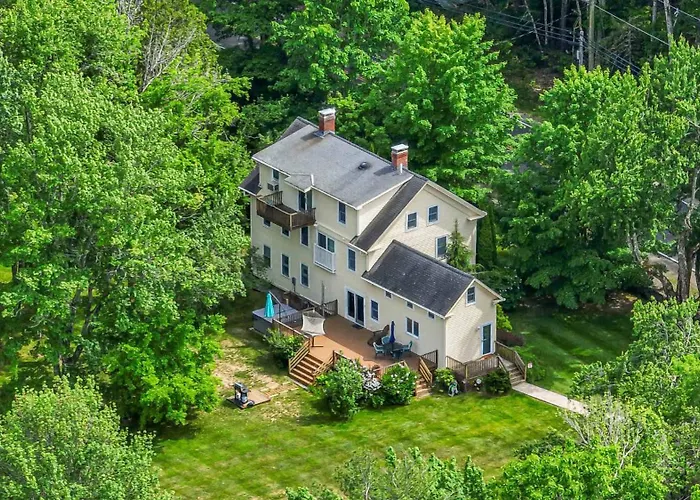 4 Bdr With Private Hot Tub Backyard And Deck
