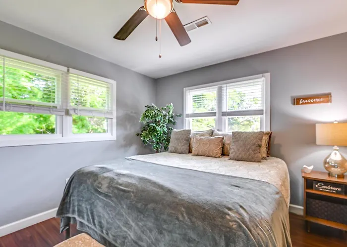 Near Dtwn Somerset: Tranquil Getaway W/ Fire Pit